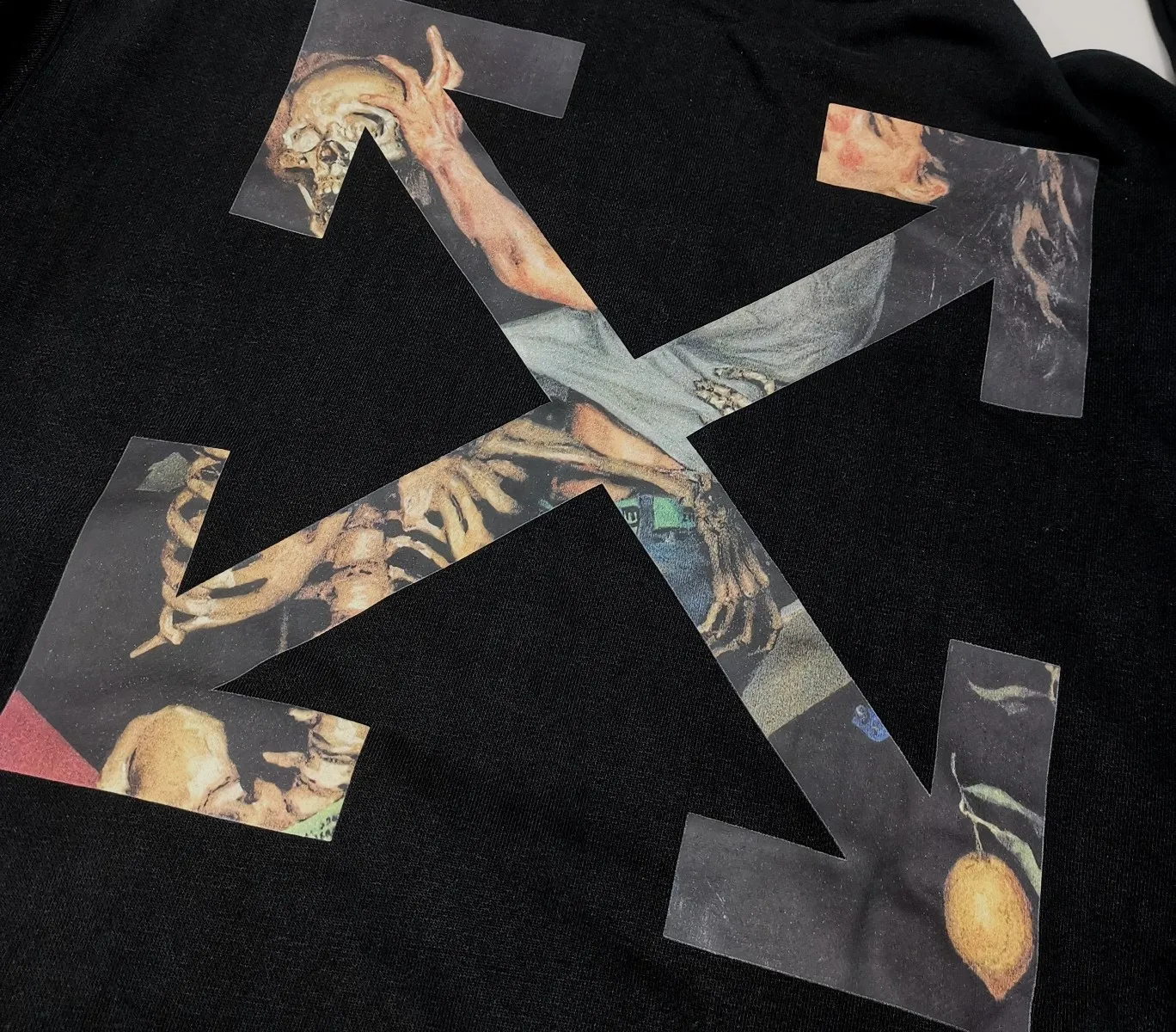 The top tested version OFFWHITE OW Pascal's Golden Ratio Skeleton Dancing Girls for Male and Female Couples Pure Cotton Loose Autumn and Winter Hoodies and Sweatshirts. Johansson is the first to wear the same style, a must-have for autumn and winter hot items. The entire garment uses Kornit Digital's 7-head color direct-injection process, and the blue-green fluorescent printing uses imported glue technology. The green printing is pressed on the large pattern on the back. The two are not formed in one piece, but are two printing processes with a tactile feel. The fabric is made of 480g fish scale pure cotton terry, which has a full drape and is highly recommended. Color: Black Size: XS-L P:390